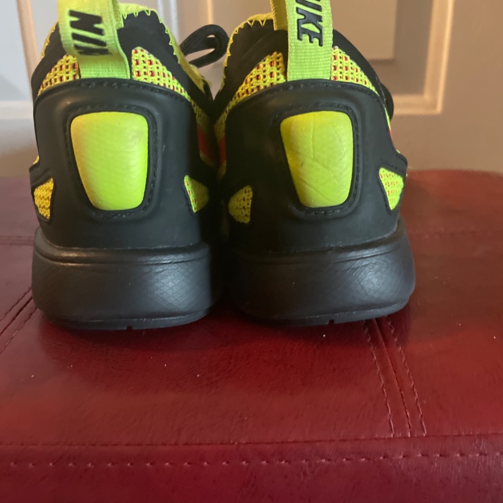 Nike - Picture 3 of 5